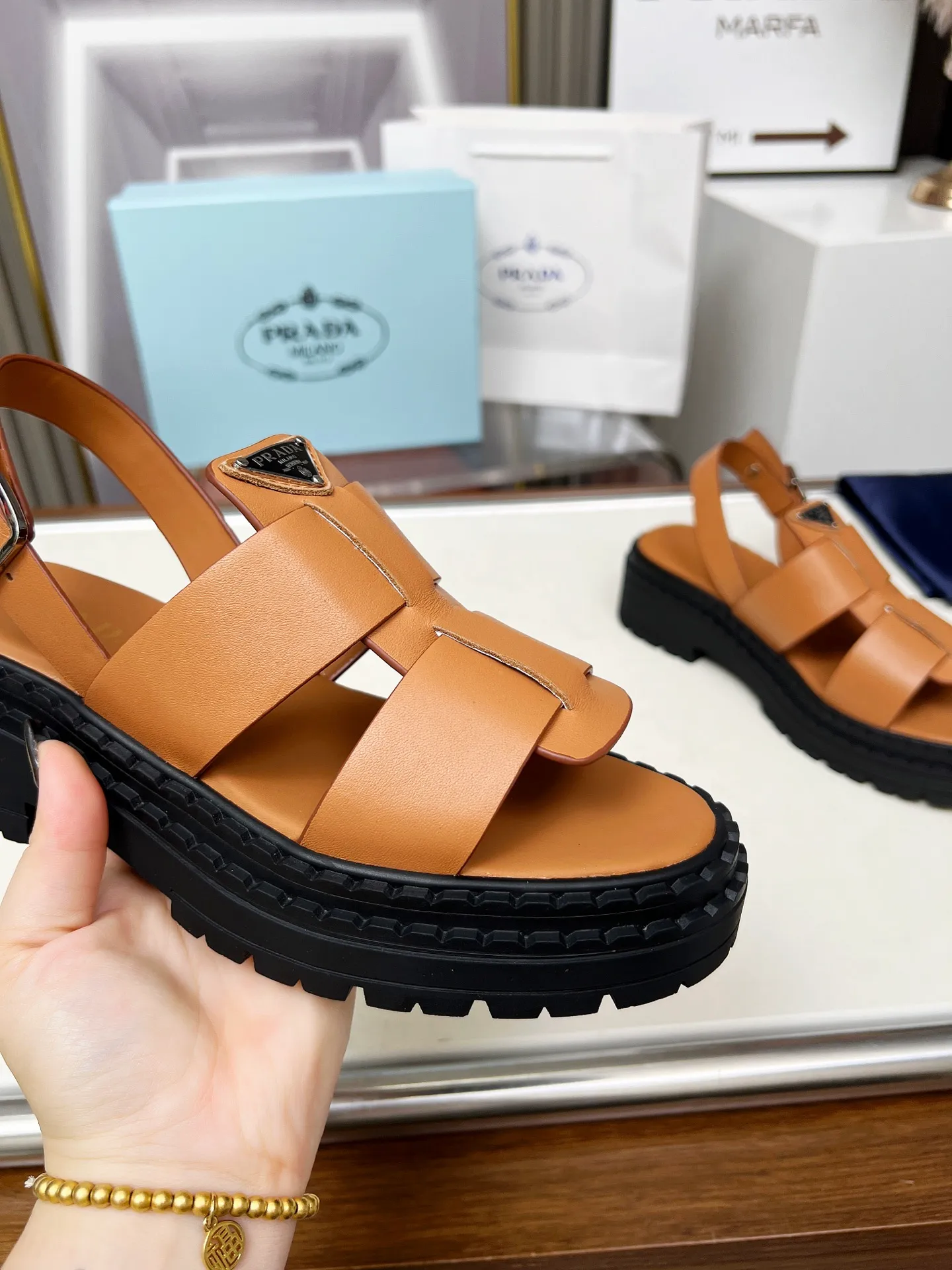 👟👟Ex-factory price 420👟👟 PRADA/Prada 25ss new spring and summer sandals. The simple design is probably the most popular thing about it. It is not the kind that is found on the street. It has its own brand personality. The fabric is made of calfskin and the lining is mixed sheepskin. Heel height: 4.5cm Size: #35-41 (35 41 custom-made is not returnable)